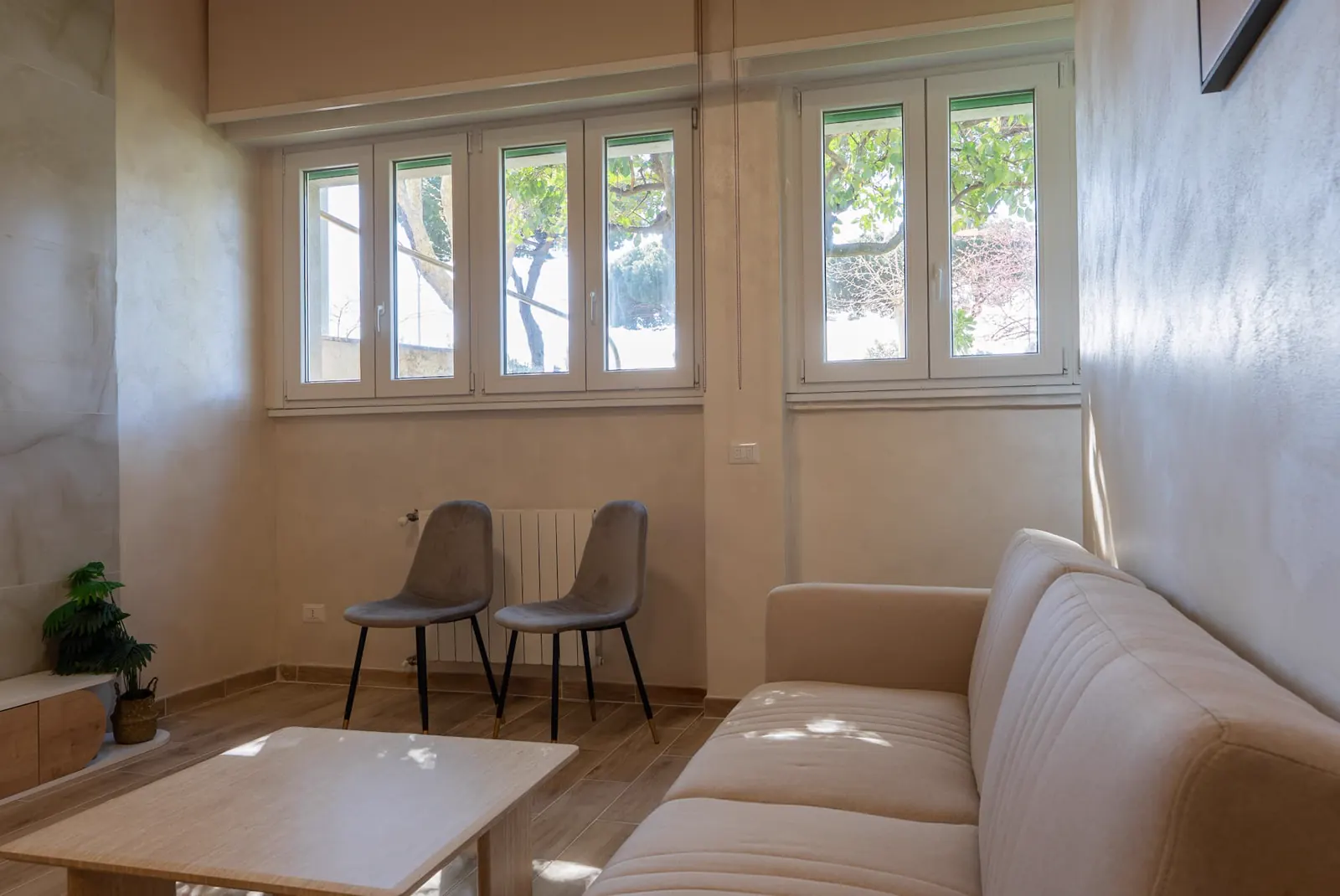 Zona living luminosa con sedute chiare