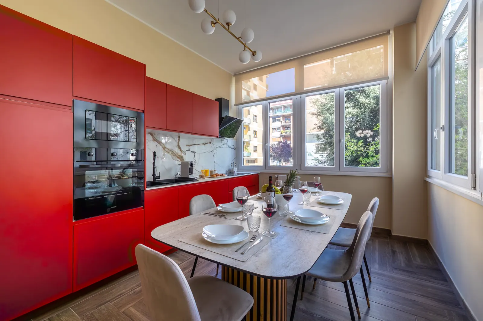 Cucina con tavolo da pranzo e parete rossa