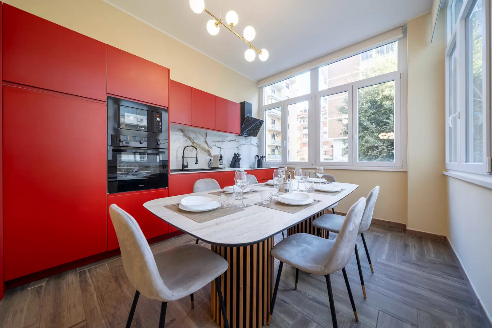Cucina attrezzata con tavolo da pranzo